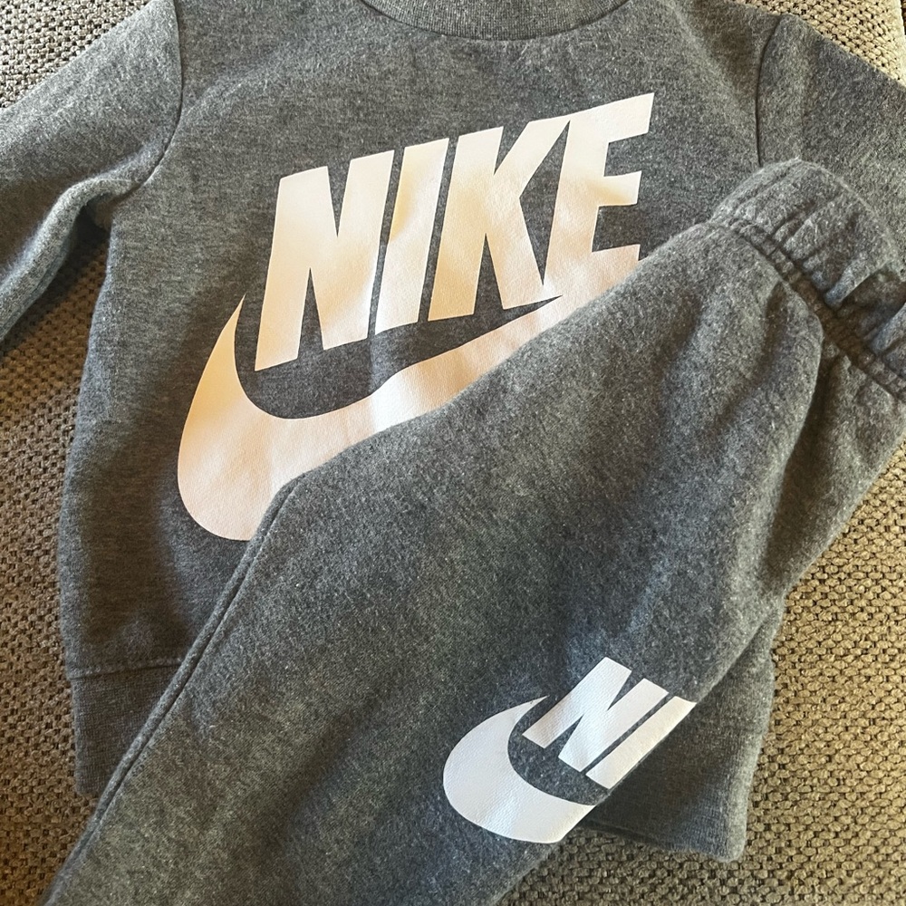 Nike Kids Matching Set in Gray and White - Picture 3 of 7